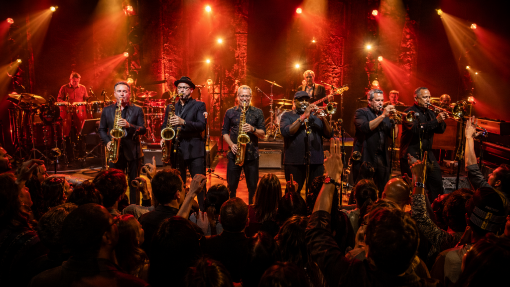 タワー・オブ・パワー来日公演をイメージした、赤と金の照明に包まれたホーン主体のライブステージ