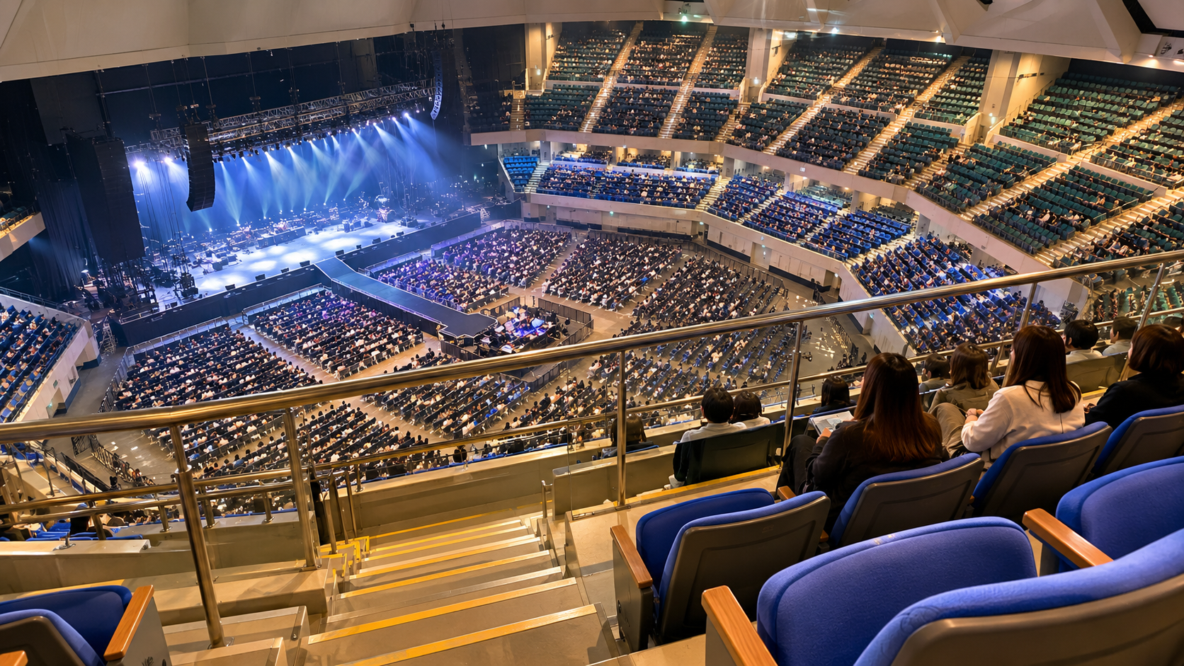 日本武道館の2階スタンド席からコンサートステージとアリーナ全体を見下ろす様子