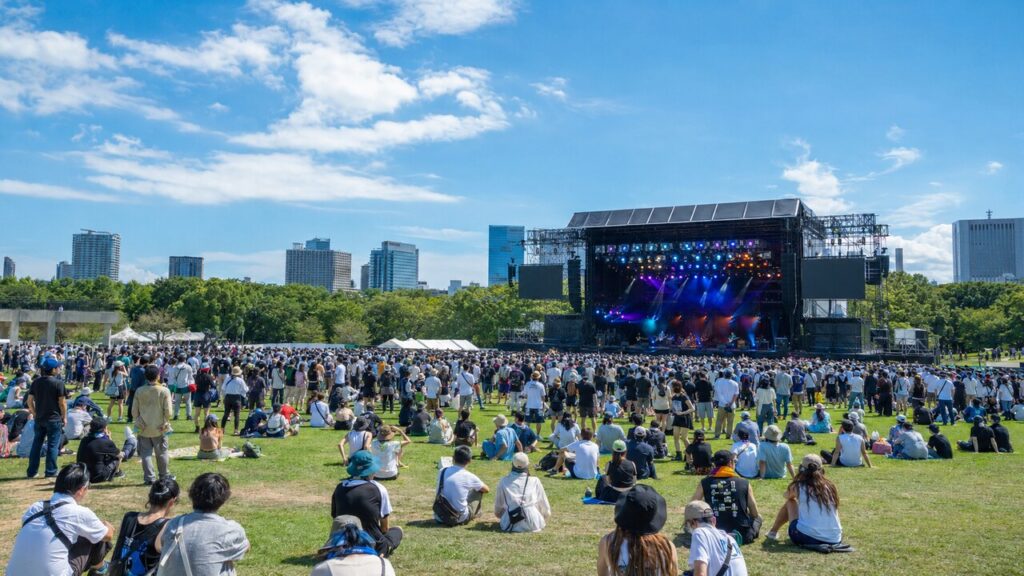 SUMMER SONIC 2026をイメージした夕暮れの大型野外ステージと観客の様子
