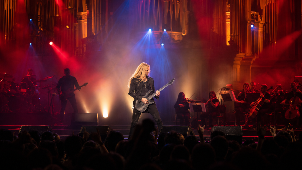イングヴェイ・マルムスティーン2026年来日公演をイメージしたギタリストとオーケストラのステージ風景
